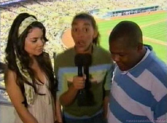 vanessaannehudgens-dot-net_disney_365_dogers_statium-0303