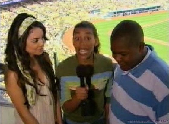 vanessaannehudgens-dot-net_disney_365_dogers_statium-0304