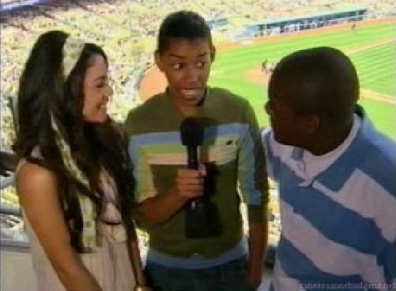 vanessaannehudgens-dot-net_disney_365_dogers_statium-0312