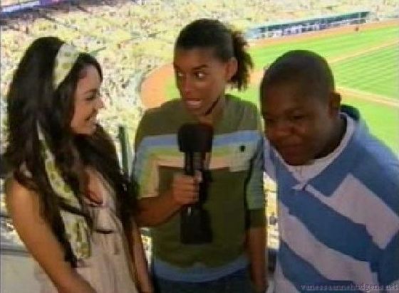 vanessaannehudgens-dot-net_disney_365_dogers_statium-0318