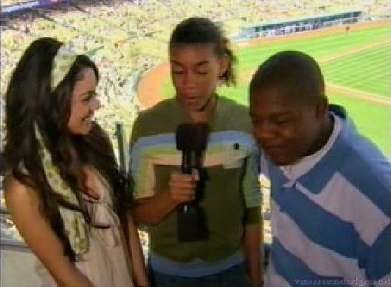 vanessaannehudgens-dot-net_disney_365_dogers_statium-0320