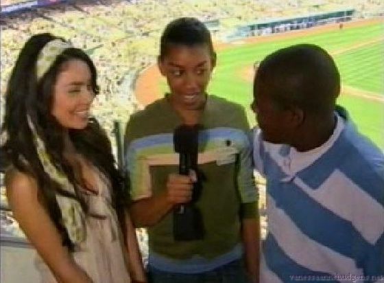 vanessaannehudgens-dot-net_disney_365_dogers_statium-0321