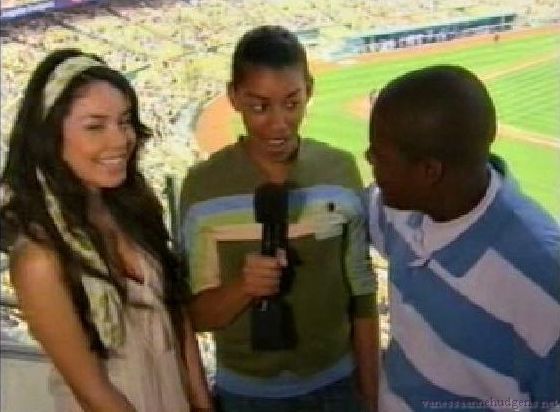 vanessaannehudgens-dot-net_disney_365_dogers_statium-0322