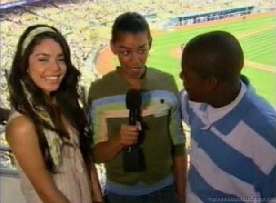 vanessaannehudgens-dot-net_disney_365_dogers_statium-0324