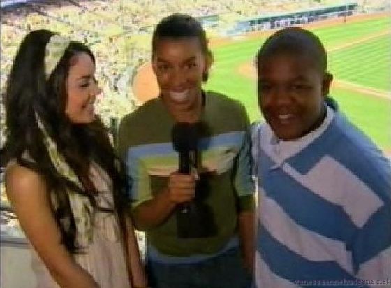 vanessaannehudgens-dot-net_disney_365_dogers_statium-0332