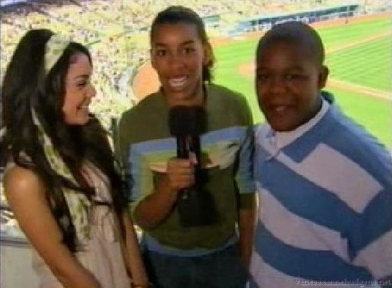 vanessaannehudgens-dot-net_disney_365_dogers_statium-0333