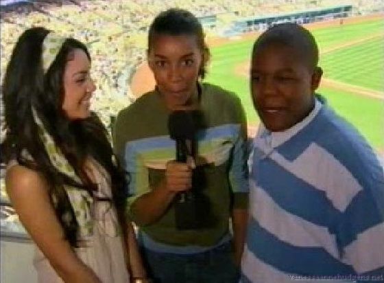 vanessaannehudgens-dot-net_disney_365_dogers_statium-0334