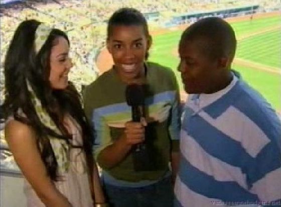 vanessaannehudgens-dot-net_disney_365_dogers_statium-0336