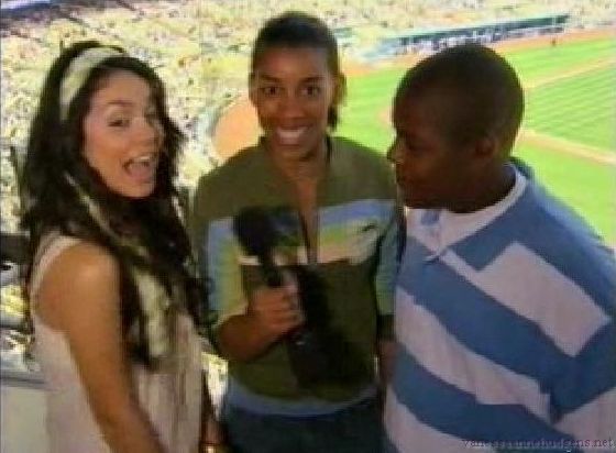 vanessaannehudgens-dot-net_disney_365_dogers_statium-0340