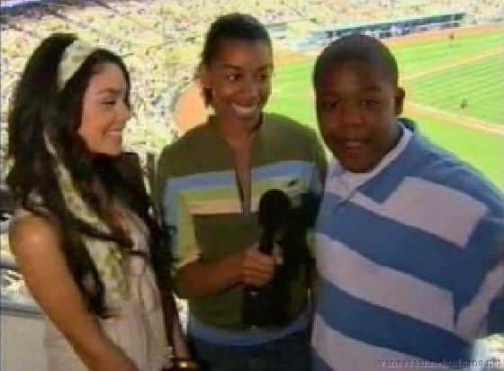 vanessaannehudgens-dot-net_disney_365_dogers_statium-0354