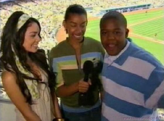 vanessaannehudgens-dot-net_disney_365_dogers_statium-0357