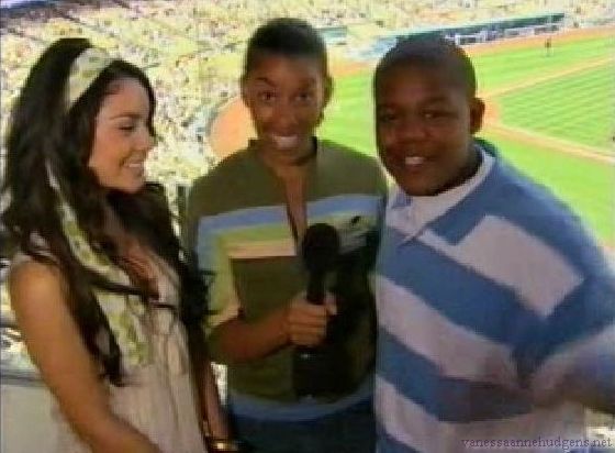 vanessaannehudgens-dot-net_disney_365_dogers_statium-0360