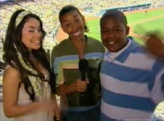 vanessaannehudgens-dot-net_disney_365_dogers_statium-0362