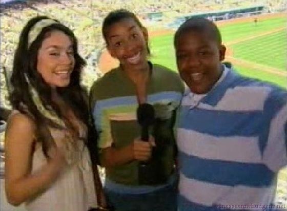 vanessaannehudgens-dot-net_disney_365_dogers_statium-0363