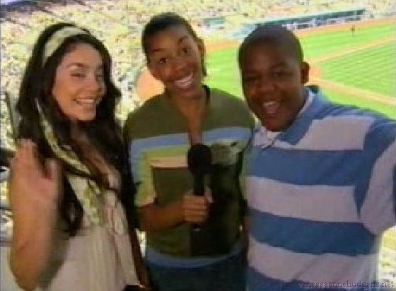 vanessaannehudgens-dot-net_disney_365_dogers_statium-0364