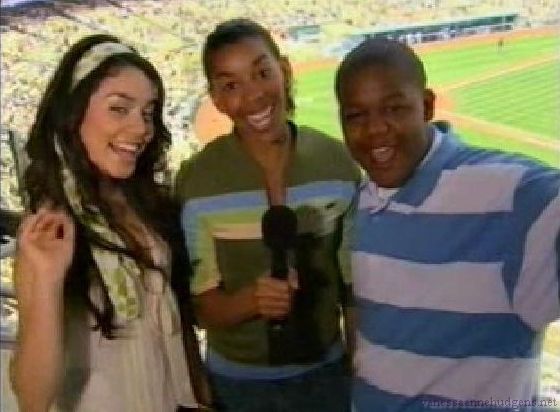 vanessaannehudgens-dot-net_disney_365_dogers_statium-0366