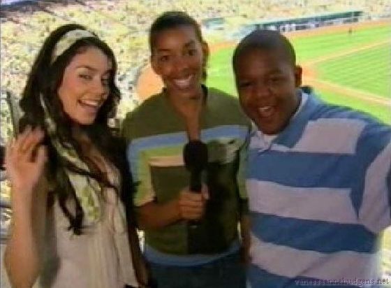 vanessaannehudgens-dot-net_disney_365_dogers_statium-0368