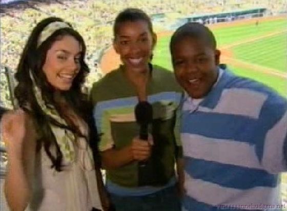 vanessaannehudgens-dot-net_disney_365_dogers_statium-0369