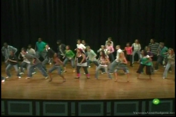 vanessaannehudgens-dot-net_mtvtrl2006may3-083