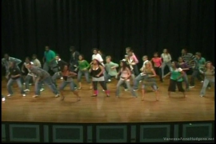 vanessaannehudgens-dot-net_mtvtrl2006may3-084