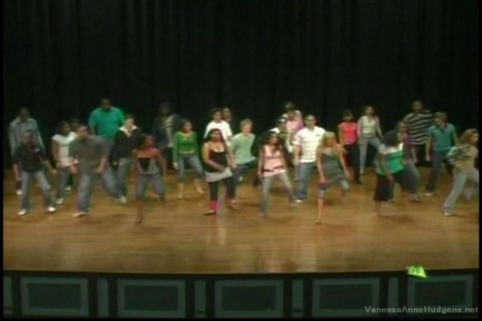 vanessaannehudgens-dot-net_mtvtrl2006may3-085