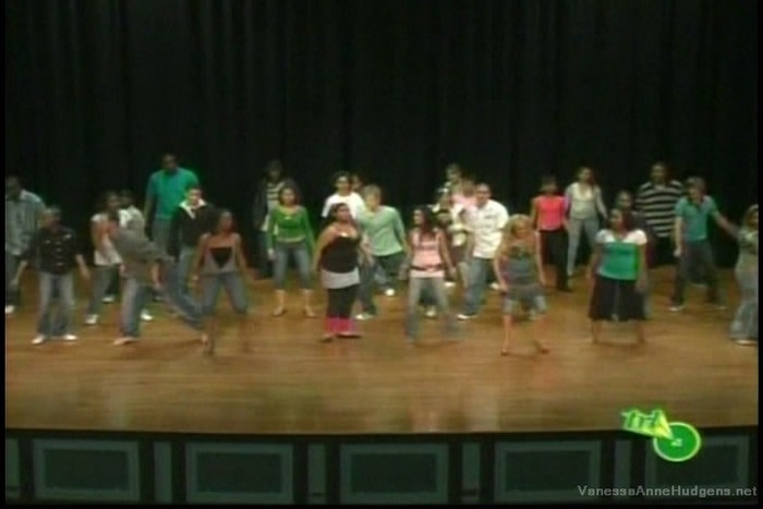 vanessaannehudgens-dot-net_mtvtrl2006may3-094