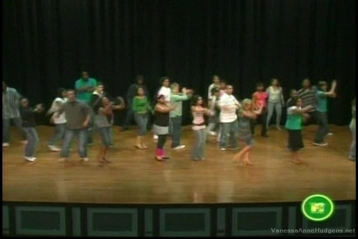 vanessaannehudgens-dot-net_mtvtrl2006may3-095