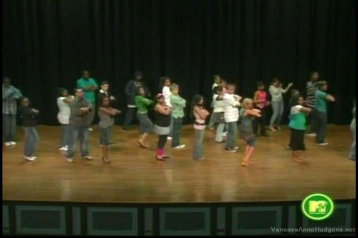 vanessaannehudgens-dot-net_mtvtrl2006may3-096