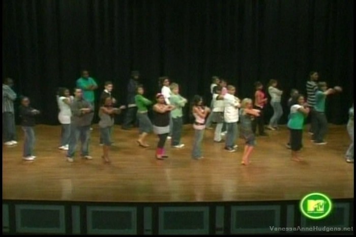 vanessaannehudgens-dot-net_mtvtrl2006may3-097