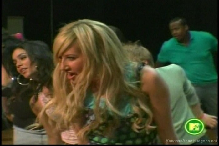 vanessaannehudgens-dot-net_mtvtrl2006may3-099