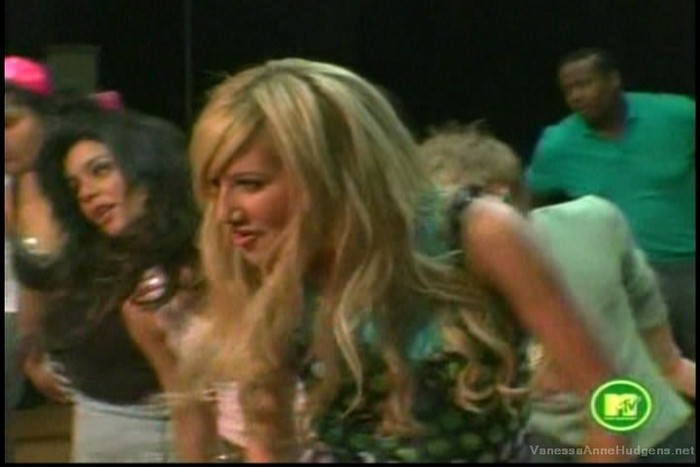 vanessaannehudgens-dot-net_mtvtrl2006may3-100