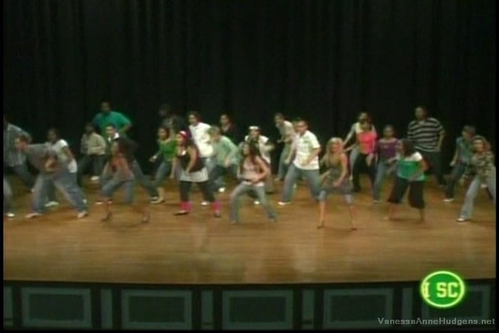 vanessaannehudgens-dot-net_mtvtrl2006may3-101