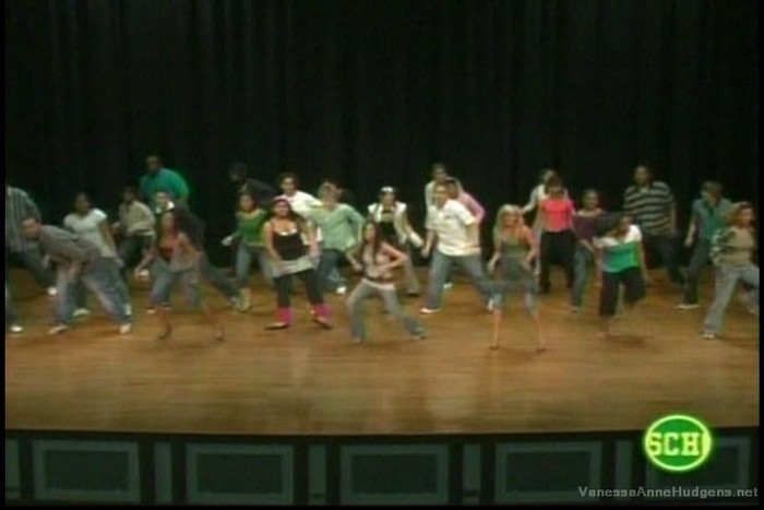 vanessaannehudgens-dot-net_mtvtrl2006may3-102