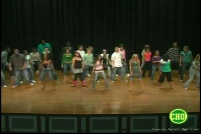 vanessaannehudgens-dot-net_mtvtrl2006may3-103