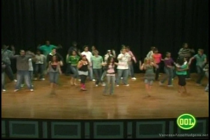 vanessaannehudgens-dot-net_mtvtrl2006may3-105