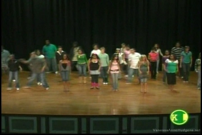 vanessaannehudgens-dot-net_mtvtrl2006may3-108