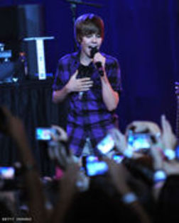 LSMFLYZGQIEHCDTVJNJ - juatin bieber la concerte