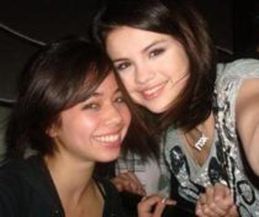 Selena & o colega buna