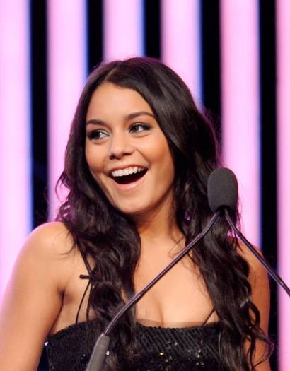 vanessaannehudgens_net-crystal_lucyawards-01jun10-ostUHQ001