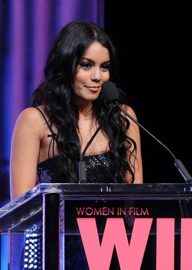 vanessaannehudgens_net-crystal_lucyawards-01jun10-ostUHQ002