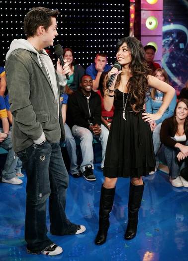 vanessaannehudgens-dot-net_mtvtrl2006nov6-hosting-f003