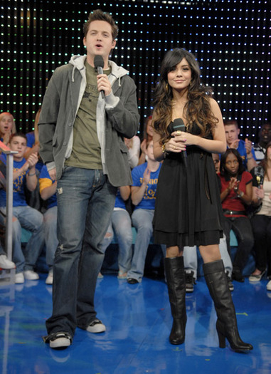 vanessaannehudgens-dot-net_mtvtrl2006nov6-hosting-f005