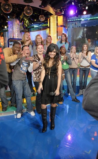 vanessaannehudgens-dot-net_mtvtrl2006nov6-hosting-g001