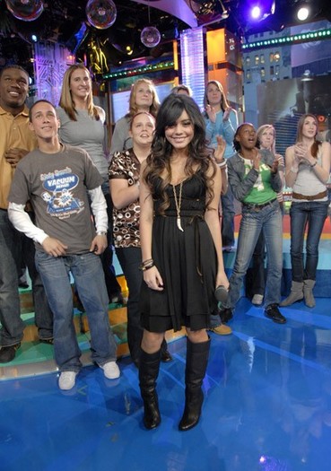 vanessaannehudgens-dot-net_mtvtrl2006nov6-hosting-g002