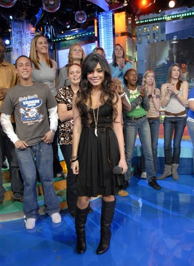 vanessaannehudgens-dot-net_mtvtrl2006nov6-hosting-g003