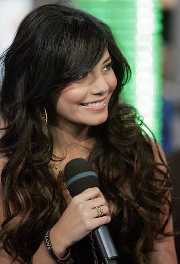 vanessaannehudgens-dot-net_mtvtrl2006nov6-hosting-j008