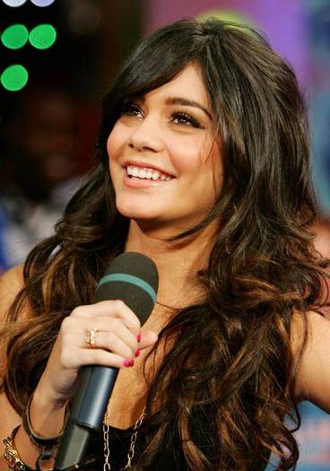 vanessaannehudgens-dot-net_mtvtrl2006nov6-hosting-j011