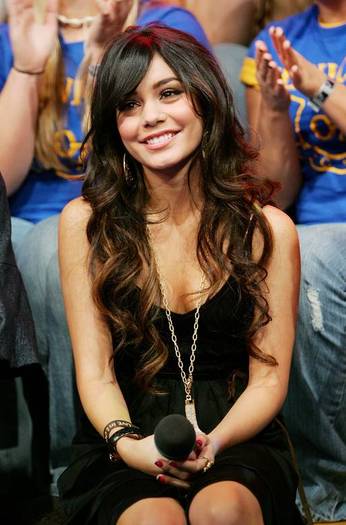 vanessaannehudgens-dot-net_mtvtrl2006nov6-hosting-k003