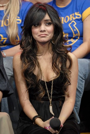 vanessaannehudgens-dot-net_mtvtrl2006nov6-hosting-k005