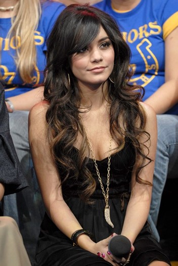 vanessaannehudgens-dot-net_mtvtrl2006nov6-hosting-k006